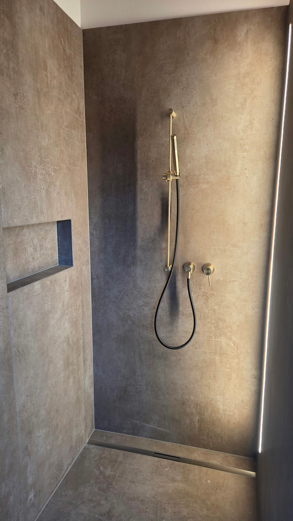 Bodengleiche Dusche mit Wandnische und seitlicher Beleuchtung