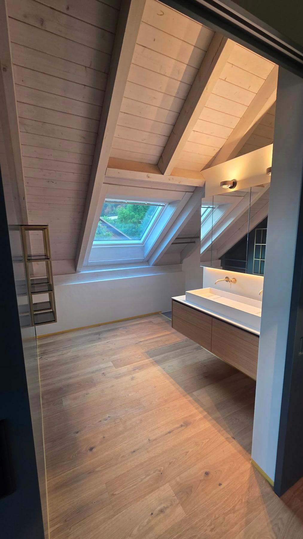 Badezimmer unter dem Dach mit Holzdecke und Doppelwaschtisch